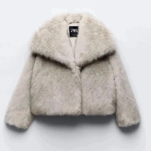 Beige pälsjacka från Zara - Säljer en supermjuk och fluffig beige pälsjacka från Zara. Jackan har en klassisk design med långa ärmar och en stor krage som ger en lyxig känsla. Perfekt för att hålla sig varm och stilren under kyliga dagar. Skicka för fler bilder. Kan diskutera pris! Nypris 1200