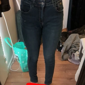 Mörkblå jeans från MiAmori - Snygga mörkblå jeans från MiAmori med hög midja och skinny fit. Perfekta för en stilren look. Klassisk femficksdesign och knappgylf. Begagnade och har (som syns på sista bilden) ett hål på ena utsidan men vet ej om det är designen eller inte❣️