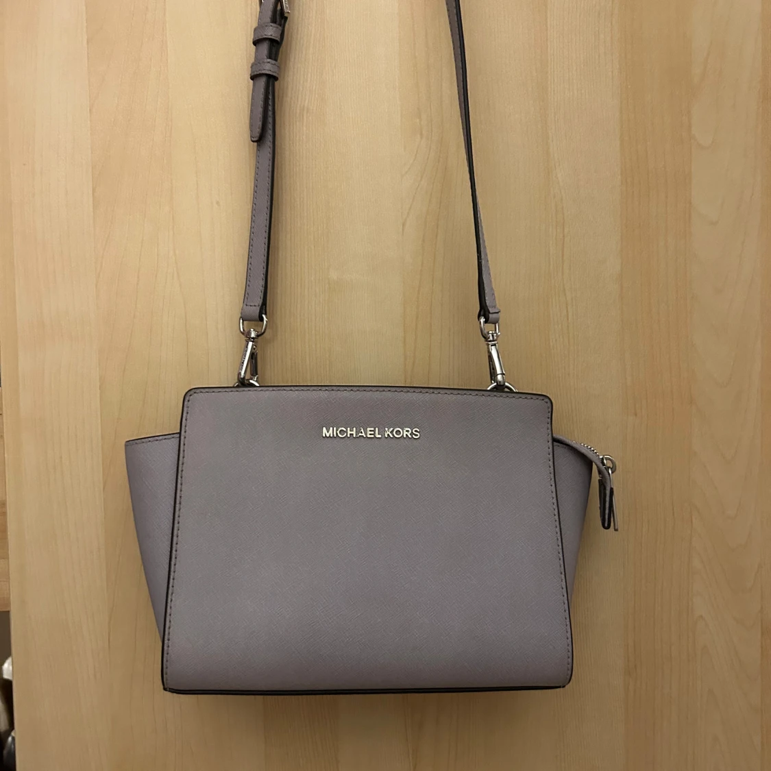 Grå axelväska från Michael Kors