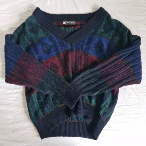 Stickad vintagetröja - Superfin vintagetröja från Dardano 🌿 Flerfärgad med fint mönster, ribbad nederkant och muddar. Kan bäras off-shoulder eller med djup V-ringning! Vid passform. Sann till storlek (L). Väldigt varm! ❄️ Inga defekter, dock lite nopprig!  Pris är självklart förhandlingsbart 😊