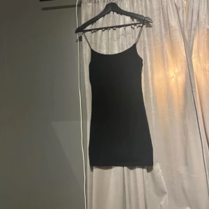 Svart klänning från Zara - Säljer denna super söta klänningen ifrån Zara, använt fåtal gånger då den är för kort för mig. Passar säkert som ett längre linne också!