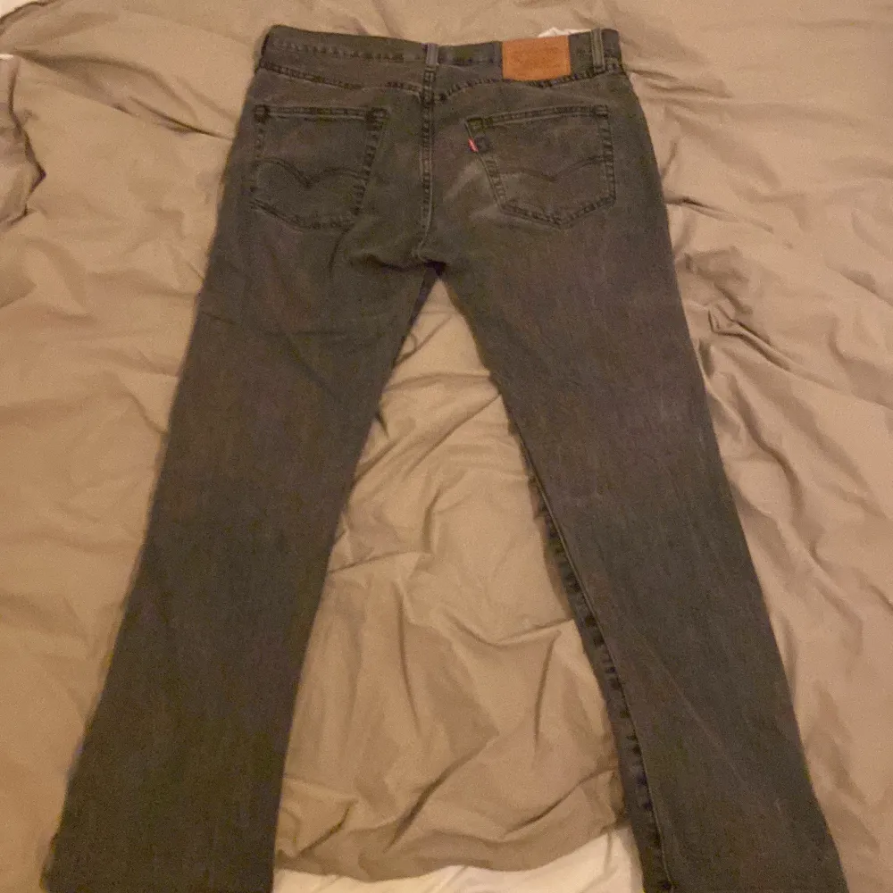 Säljer ett par grå Levis 501 jeans i straight fit. Var i storlek W31 L32 men kortats ner till W31 L30. Farkut & Housut.