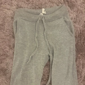 Soft goat byxor  - Säljer nu mina älskade soft goat byxor då de börjat bli lite små på mig! Super mysiga och snygga bootcut mjukis byxor! Har även lämnat in de hos en skräddare som har lagt till en slags extra söm längst insidan för att minska risken för att de ska gå sönder då cashmere är väldigt ömtåligt, se sista bilden🩷🩷är även intresserad av byte mot annan storlek. 