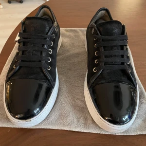 Lanvin skor - Säljer dessa par svarta lanvins i storlek UK 8 passar 42/43. De är köpta på Care of Carl för 4999:- finns bevis/kvitto på köp om man vill ha det. Grymt skick! Mockan är endast lite smutsig. Sulan ser nästan sprillans ny ut, samt att de fortfarande är riktigt glansiga! Finns också lite skador under hälen. Dock syns de eller påverkar inte skorna något alls. Ligger i ett par extra bekväma sulor över original sulorna, båda paren medföljer självklart.  Hör av er vid frågor!😊