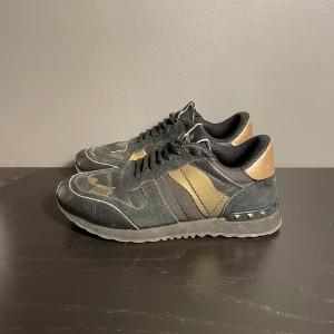Valentino rockrunners  - Riktigt snygga Valentina rockrunners i mycket bra skick, storlek 40 men passar även 41. Hör av dig vid minsta fundering ( 45)