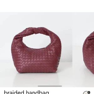 Flätad handväska i vinrött - Snygg flätad handväska i vinrött med ett unikt och trendigt utseende. Perfekt för att ge din outfit en extra touch. Väskan har ett bekvämt handtag och är tillverkad i ett elegant material. använd få gånger