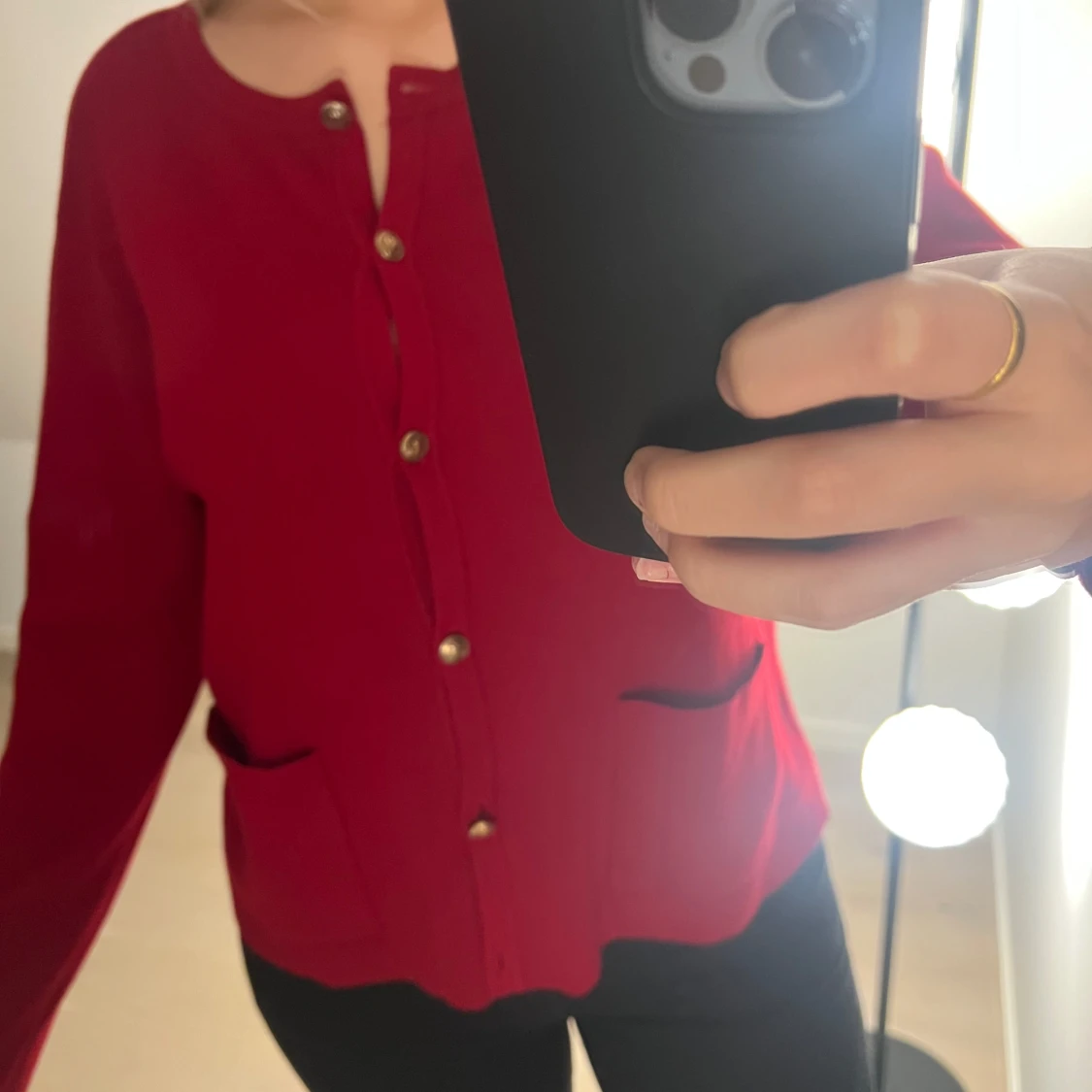 Röd kofta med knappar