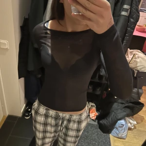 Svart långärmad topp från Intimissimi - Säljer en svart långärmad topp från Intimissimi i ett tunt och transparent material. Perfekt för lager-på-lager eller som en stilren bas. Toppen är designad i Italien och tillverkad av Supima-bomull. Perfekt för fäster. Den ähär också helt ny och jag har aldrig använt den. frakt ingår 