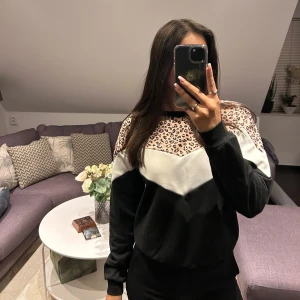  Tröja med leopardmönster   - Säljer en tröja med leopardmönster i storlek S. Köparen står för frakten!💗