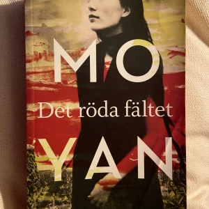 Det röda fältet - Säljer boken 'Det röda fältet' av Mo Yan. En fascinerande berättelse om kärlek och överlevnad i Kina under 1920- och 1930-talet. Boken utforskar livet i en by där mörkröd sorghum växer och invånarna kämpar mot banditer och myndigheter. Perfekt för dig som gillar historiska romaner med djup och intensitet. Bra skick förutom lite vikt på ena hörnet. Se bild!