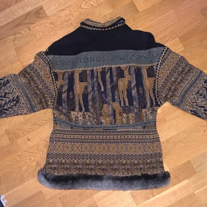 Carlos Ibanez Vintage Jacket - Unik bohoinspirerad 90-tals vintagejacka med pälsdetaljer och etniska mönster gjord av legendariske Carlos Ibanez. MADE IN USA