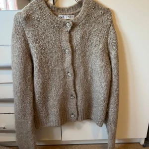 Cardigan från Zara - Knappt använd så i fint skick . Passar en s/m