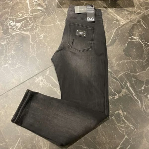 Dolce & Gabbana jeans  - Tja säljer nu dessa tvär snygga Dolce & Gabbana jeans som är i storlek 34 och dom är köpta på nk. Skick: 10/10 aldrig använda och lapparna sitter dessutom kvar. 