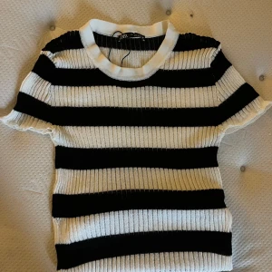 Randig t-shirt Zara - FLYTTAR UTOMLANDS 2 FEBRUARI Smal passform, inga defekter