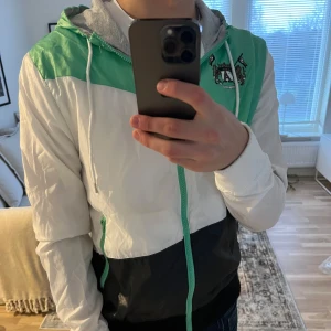Adrian hammond windbreaker  - Tjena! Säljer en fet windbreaker med väldigt najs passform, otroligt fet och feta färger, priset kan diskuteras🙌