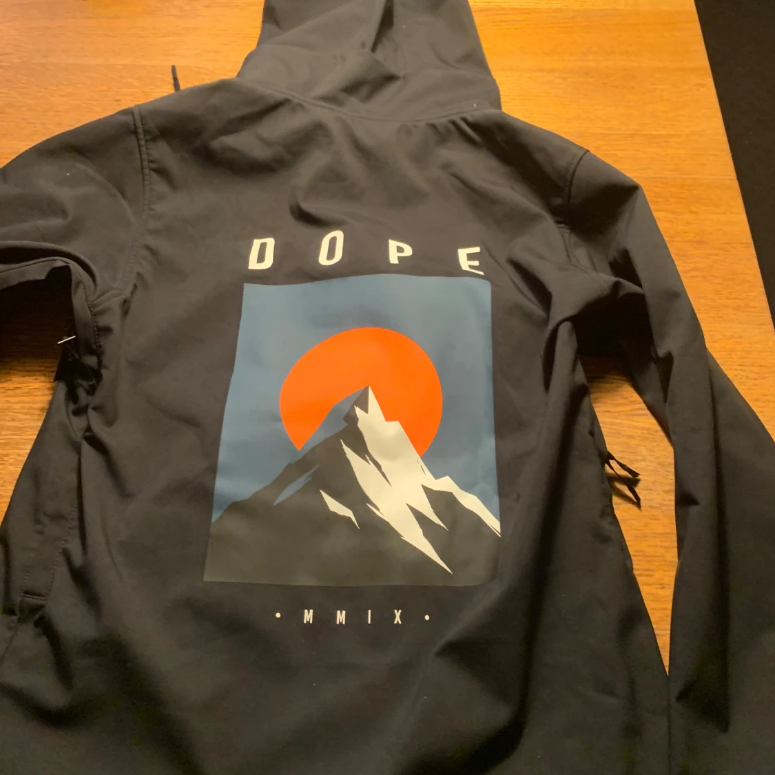 Svart hoodie från Dope - 1