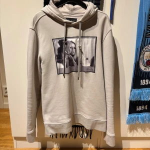 Limitato hoodie - Säljer nu denna riktigt feta Limitato hoodie hoodien såldes i limiterat antal så få som bär denna modell, tröjan är storlek M och skickat är topp skick inga defekter. Kan tänka mig byta mot en hoodie i L i samma prisklass. Om du har någon fråga skicka till oss🤝🏼🤗