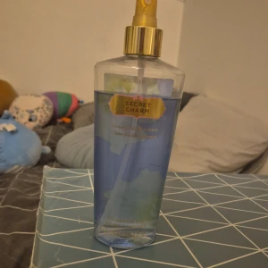 Secret Charm Body Mist från Victoria's Secret - Fräsch och blommig body mist från Victoria's Secret med doften Secret Charm. 