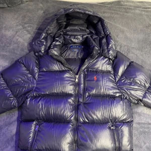 Polo Ralph Lauren Jacka - Tja säljer en riktigt snygg Polo Ralph Lauren Jacka  pga att jag inte använder den ngn mer. Den är använd cirka 3 gånger så den är i 10/10 skick. Priset på jackan kan diskuteras vid snabb affär. 