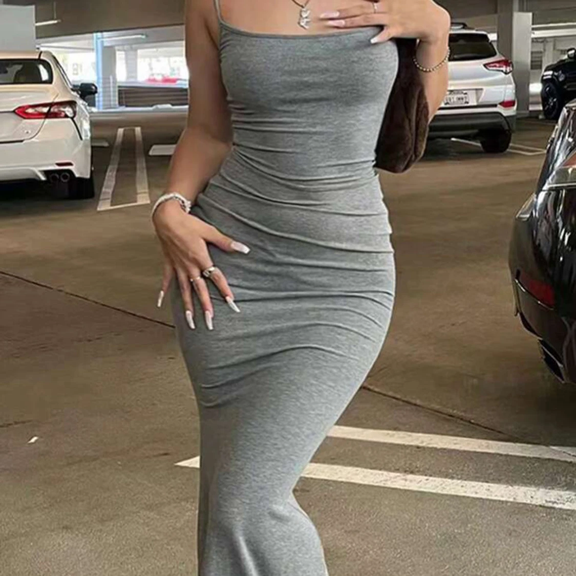 Grå axelbandslös klänning