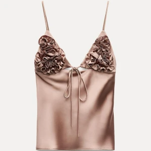 Beige satinlinne med volangdetaljer - Oanvända topp från Zara💕