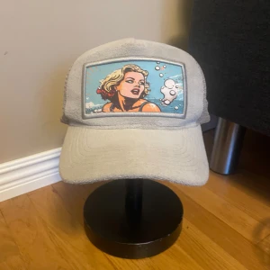 Milf hunter Velvet keps  - Snygg grå keps från Revente. Kepsen har ett nätmaterial på baksidan och justerbar rem för perfekt passform. Pris kan diskuteras!