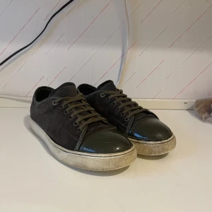 Lanvins Cap Toe - Hej! Nu ska jag sälja mina lanvins för jag inte använder dem längre för dem är för små, skorna är lite slitna på vänster skon men har otroligt mycket kvar att ge, tveka inte att skicka om ni har frågor eller vill ge ett prisförslag! Priset är inte hugget i sten och kan sänkas snabbt vid snabb affär!