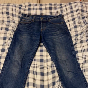Blå jeans från G-Star RAW - Säljer ett par klassiska blå jeans från G-Star RAW, modell 3301 Straight. De har en rak passform och är tillverkade i slitstarkt denim. Perfekta för en avslappnad stil. Nypris 450kr. Pris kan diskuteras. Skick 8/10. 