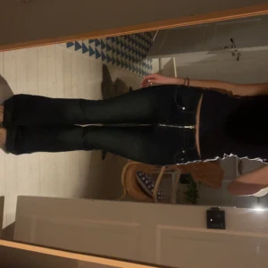 Weekday jeans med dragkedja - Svin coola weekday jeans, mörkblå tvätt och dragkedja💙jag är 170 och de går perfekt ner över hälarna! Nypris 600kr!