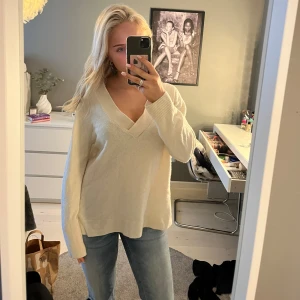 Stickad tröja med v-ringning - Säljer en mysig stickad tröja med v-ringning💞