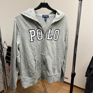 Ralph lauren hoodie - Säljer denna snygga raffe hoodien! Storlek xs-s! Bra skick, 9/10! Hör av dig vid minsta fundering🤩