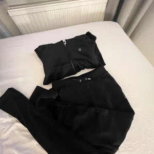 Svart hoodie från Juicy Couture - Säljer ett svart juicy couture sätt. Svart med juicy kristaller. Tröjan är S och byxorna XS. Använd fåtal gånger. Köpt för 1800💕