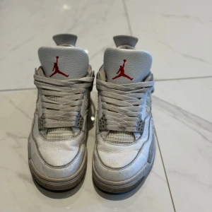 Jordan 4 RETRO OREO - Sköna skor men har använt dom ett ganska långt tag säljer dom för Billigt pris storlek 40
