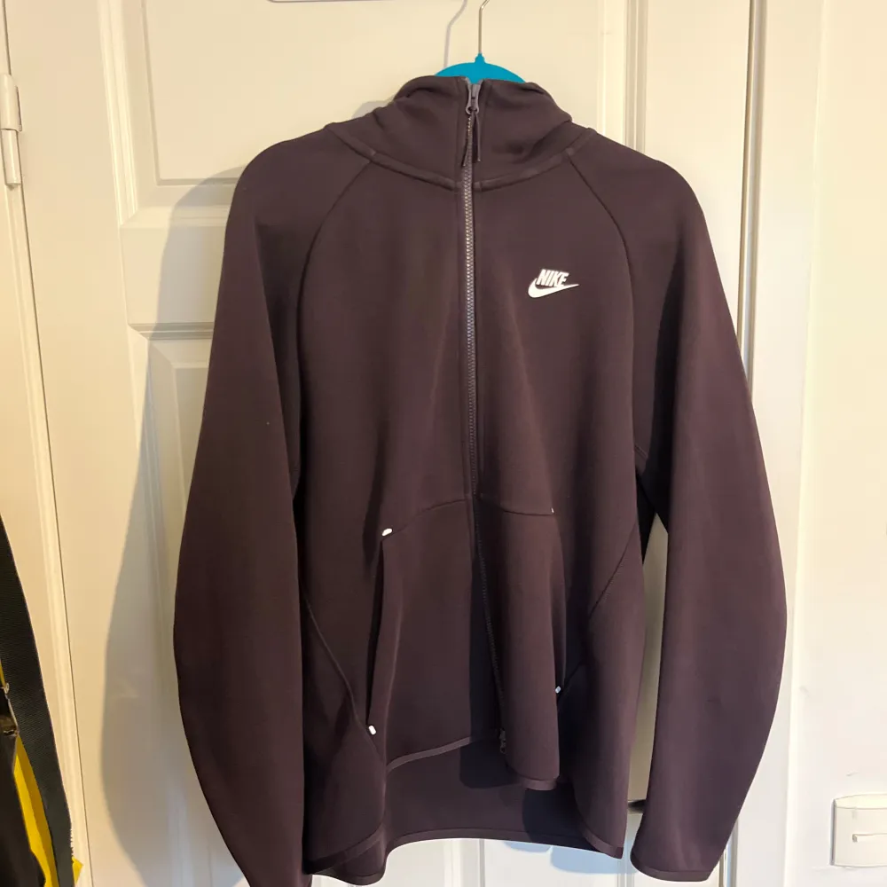 Nike tech fleece old season Burgundy Säljer min tech fleece eftersom den ej passar, använde endast en gång och är helt ny 10/10 skick , denna färg är svår att hitta. Köpt för 1900. Hoodies.