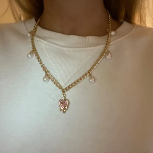 Guld halsband  - Har gjort det själv!Guld halsband med pärlor och ett hjärta