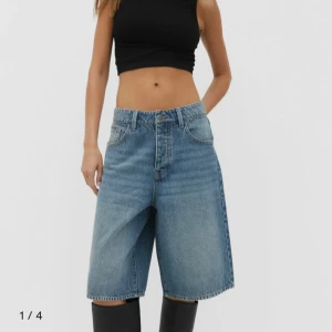 Jorts  - Säljer dessa oanvända jorts från Stradivarus. Säljer då jag inte hade möjlighet att lämna tillbaka i tid. Har du någon fråga är det bara att höra av dig, puss puss💋