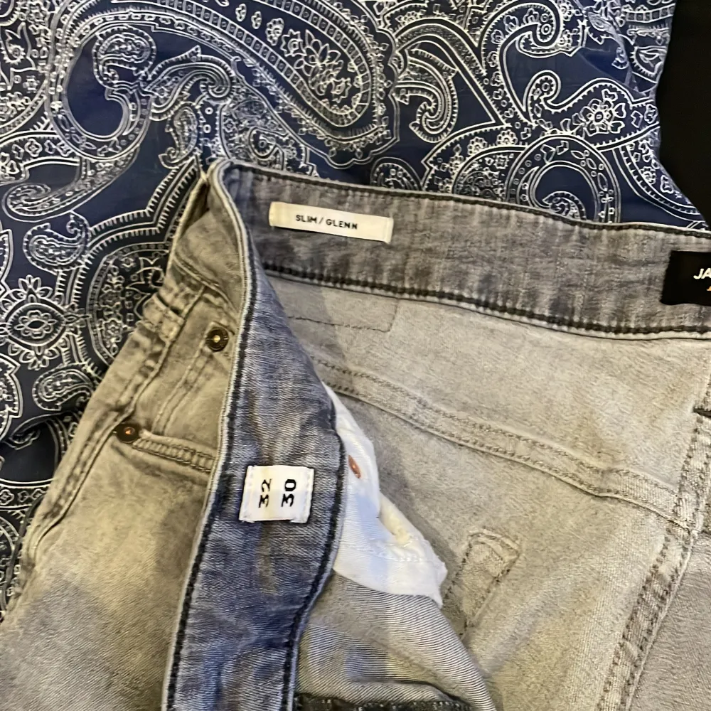 slim fit, riktigt go ljus grå färg . Jeans & Byxor.