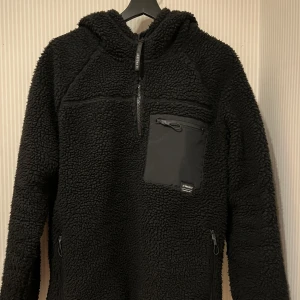 Fleecejacka - Säljer nu en fleecejacka som blivit för liten. Knappt använd då jag köpte den i lite för liten storlek mot våren men kom aldrig riktigt till användning därav. Så otroligt fräsch! Kostade över 1000kr ny