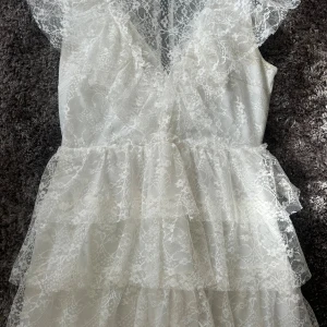 Klänning  - Säljer denna klänning då ja inte använder den. Den är använd 1 gång och är i mycket bra skick. Köpte den från en tjej för 1500. Säljer för 599 Fri frakt 