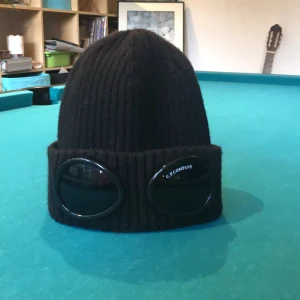 CP Company mössa - Hej!, säljer nu min Cp company mössa pga ändrar stil skick 9/10 prefekt nu för vintern är också öppen för prisförslag 🔥 RESERVERAD❌