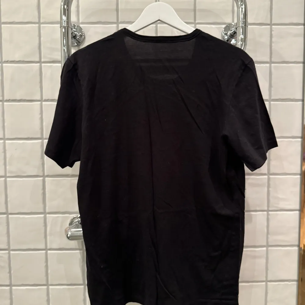 Hugo Boss T-shirt som är använd 2-3 gånger endast så skicket är 9/10 Storlek M och är true to size. T-shirts.