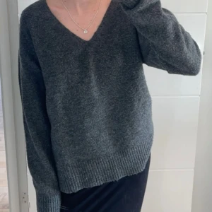 Grå stickad tröja - Grå stickad tröja från NewYorker. Så himla fin och skön, har använt mycket trots det är den i väldigt fint skick dock lite nopprig på ärmarna som syns på bilderna🩶