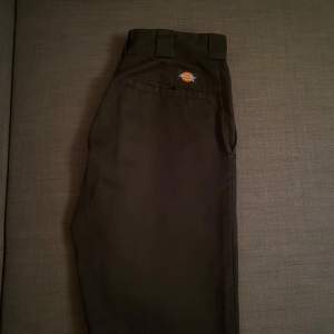 Säljer ett par Dickies kostymbyxor modell 874  Storlek: W29/L30 Skick: 8/10 Hör av er vid frågor priset kan diskuteras