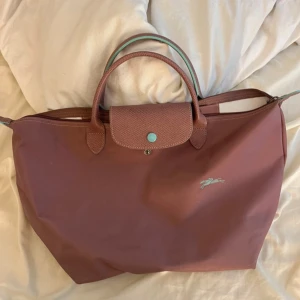 Longchamp väska  - Så snygg och unik longchamp väska som är rosa och turkos! Lite smutsig pö insidan men inget som märks