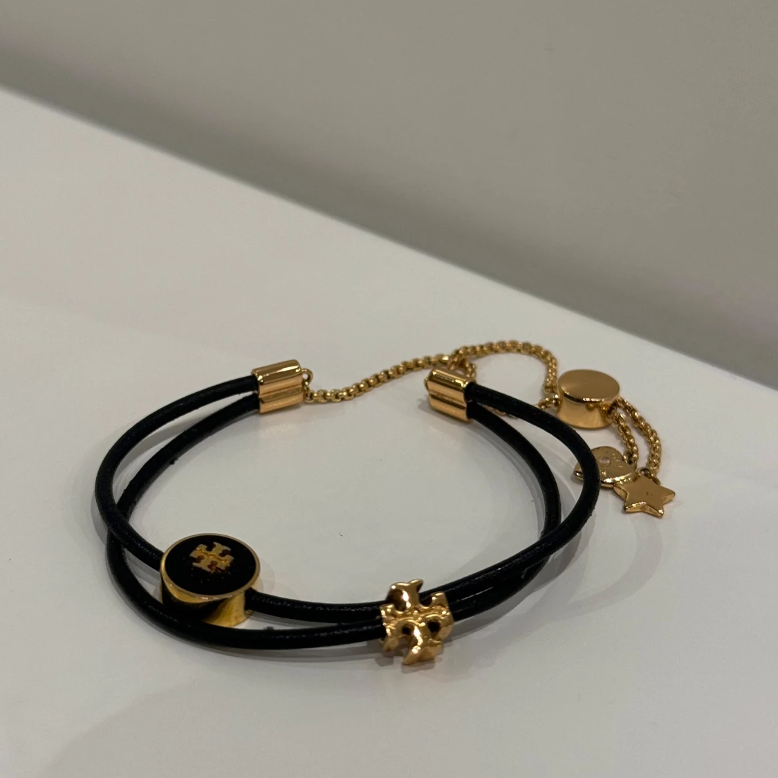 TORY BURCH armband - Kira Slider i färgen guld och svart - 90