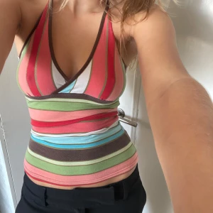 Cool halterneck! - Snygg halterneck topp i mycket bra skick, hör av dig vid frågor 🌺 Jag kan frakta toppen eller mötas vid rådhuset och Fridhemsplan i Stockholm!