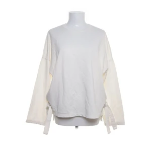 Vit tröja - Cool vit tröja med knytning på sidorna. Str M. Använd gärna köp nu!