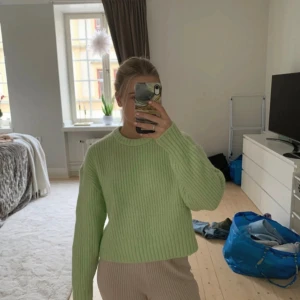 Stickad tröja - Stickad tröja i piggelin-grön färg 