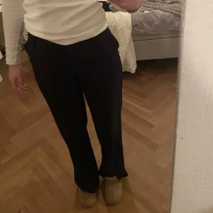 Kostymbyxor  - Säljer dessa kostymbyxor från Weekday som tyvärr blivit för små för mig :( Midja är medel/lågmidjad och benen är långa! Perfekta nu till hösten😍 Storlek 38 men passar även 36! Använd få gånger 