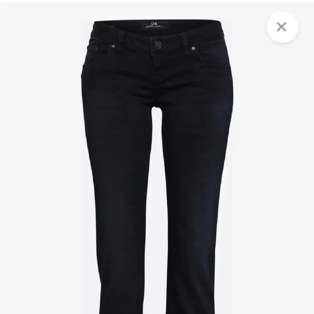 Supersnygga lowwaist ltb jeans i midnattsblå. Använd cirka 3 gånger så i ganska nytt skick. Inga defekter och säljs eftersom de inte kommer till användning💕 nypris 915:-. Jeans & Byxor.